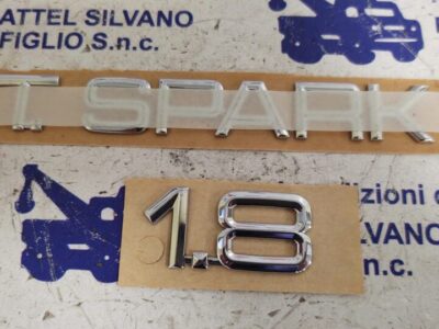 SCRITTA TARGHETTA EMBLEMA  "1.8 TWIN SPARK" ALFA ROMEO GTV - 156 COD. 60654817 - USATO